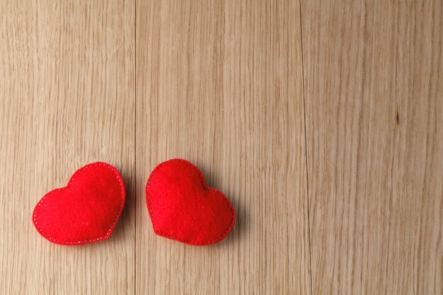 Coeurs de jouet Saint Valentin sur table en bois. Afficher avec copie espace