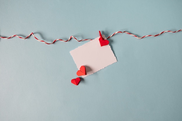 Coeurs en origami rouge sur corde avec des pinces à linge