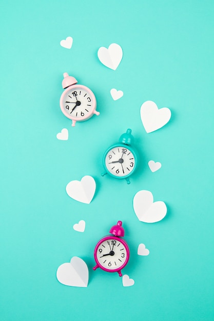 Coeurs de papier blanc, réveils et nuages. Sainte Valentin, fête des mères, cartes de voeux d'anniversaire, invitation, concept de célébration