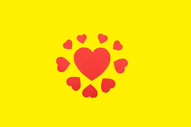 Coeurs de papier sur jaune