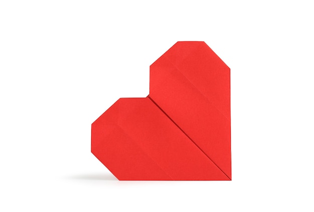 Coeurs de papier origami isolé sur fond blanc. Image avec chemin de détourage. Icône de coeur rouge