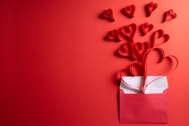 Des Coeurs En Papier Rouge éclaboussent De L'enveloppe. Amour Et Concept De La Saint-valentin.