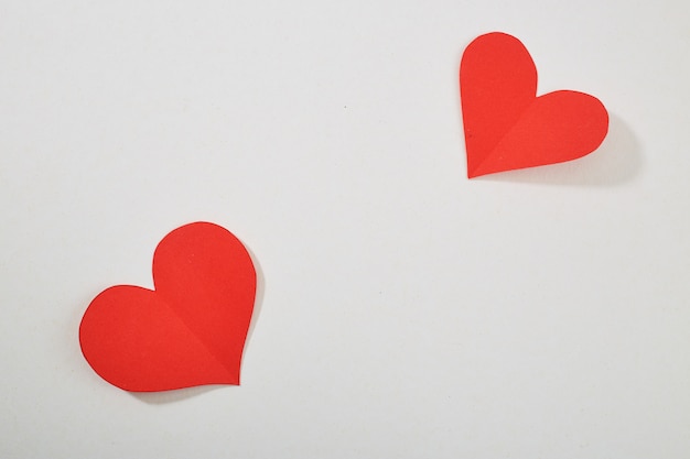 Coeurs de papier rouge isolé sur fond blanc pour la saint valentin