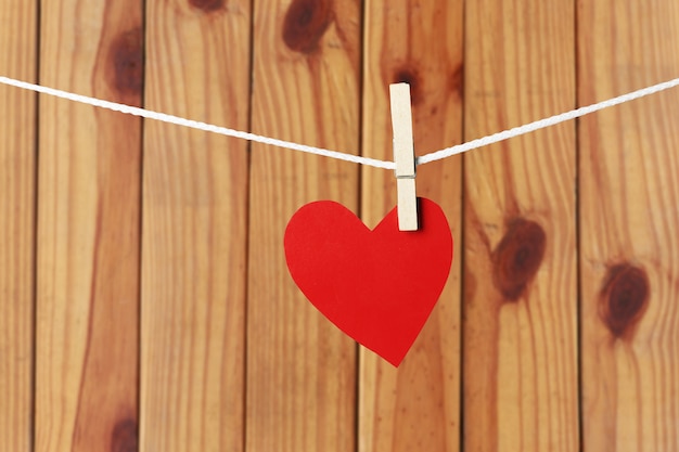 Coeurs de papier rouge suspendu à la corde dans le concept de la Saint-Valentin.
