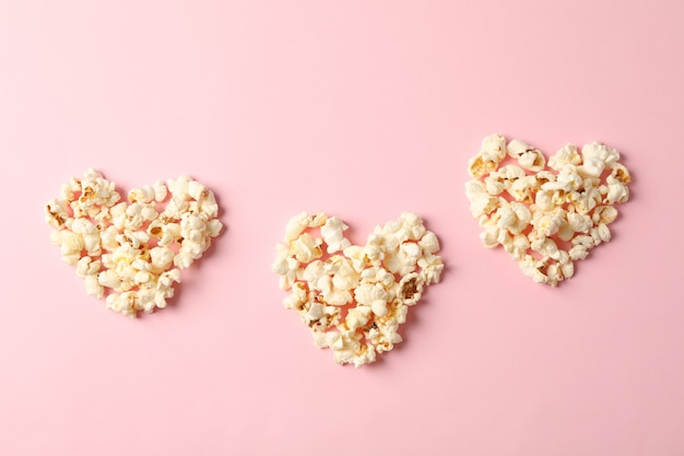 coeurs de pop-corn sur fond rose