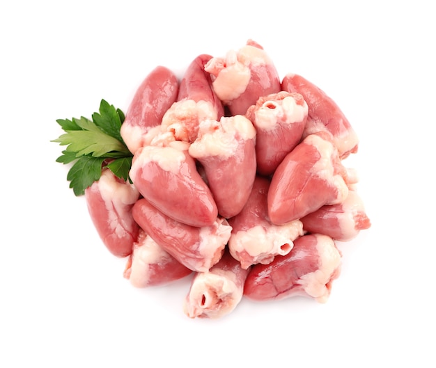 Coeurs de poulet crus isolés sur fond blanc. Coeurs de poulet frais avec feuilles de persil. Vue de dessus.