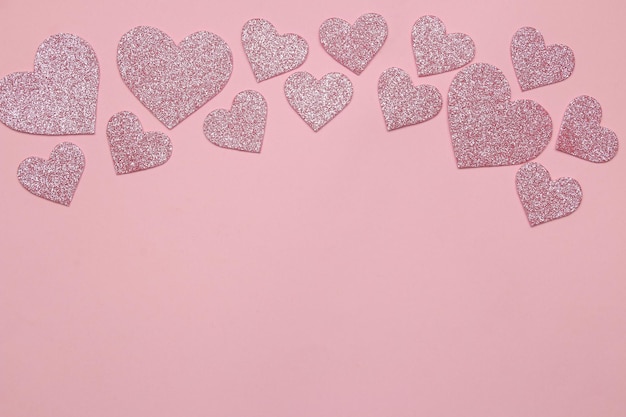 Coeurs roses sur un cadre de fond rose vif de coeurs vue de dessus avec un espace pour le texte