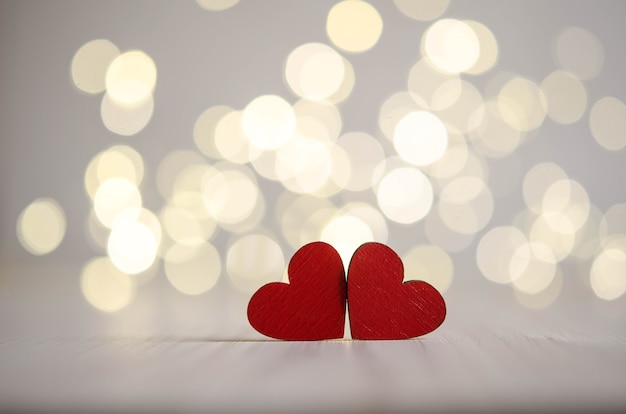 Coeurs rouges, bokeh argenté et humeur joyeuse