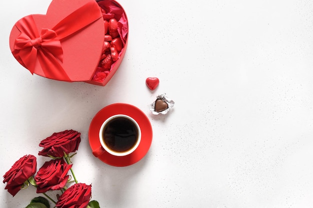 Coeurs rouges bonbons au chocolat roses rouges pour la saint valentin