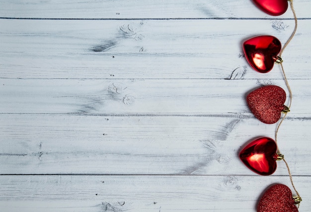 coeurs rouges sur un fond en bois clair. La Saint-Valentin