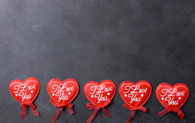 Coeurs rouges avec inscription Je t'aime sur fond noir pour la vue de dessus de la Joyeuse Saint-Valentin, copiez l'espace.