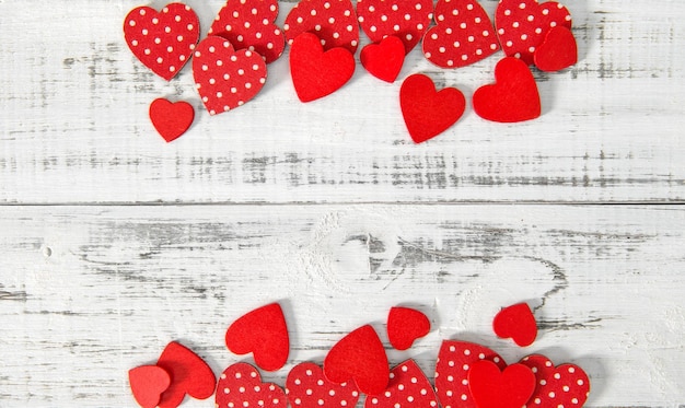 Coeurs rouges sur la texture en bois rustique. Fond de Saint Valentin romantique