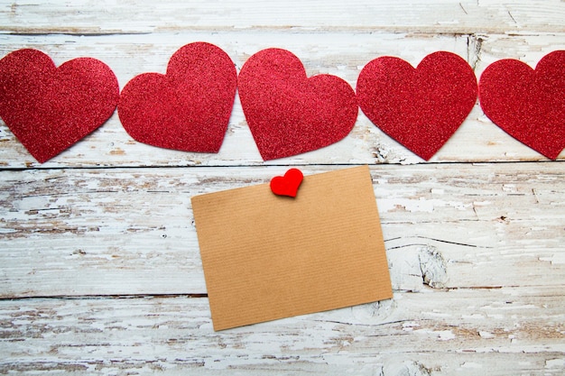 Coeurs Rouges De Valentine Avec Carte Pour Texte Sur Un Fond En Bois. La Saint-valentin. Vue De Dessus