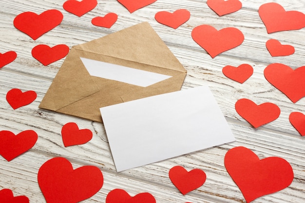 Les coeurs s&#39;envolent de l&#39;enveloppe. Lettre d&#39;amour. Fond Saint Valentin sur fond en bois