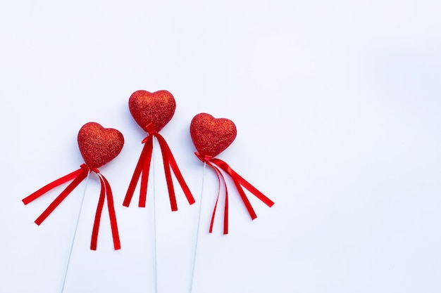 Coeurs de la Saint-Valentin sur blanc, espace de copie