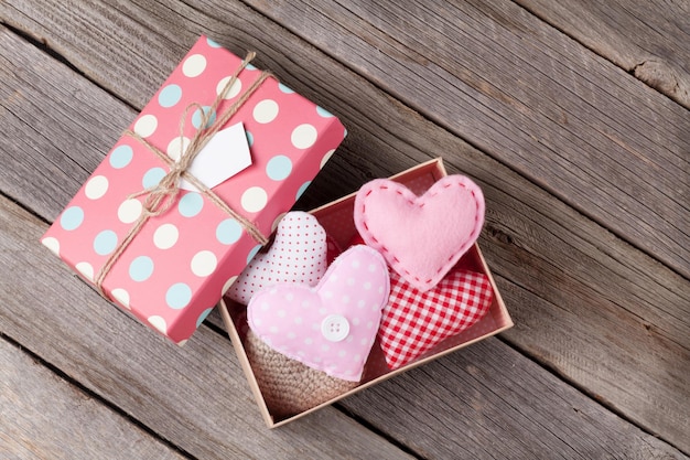 Coeurs de saint valentin dans une boîte cadeau