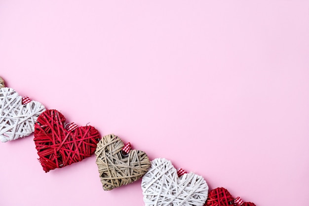 Coeurs de la Saint-Valentin sur fond rose avec espace de copie. Symboles d'amour en forme de coeur pour Happy Valentine's , Women's, Mother's Day, anniversaire. Carte cadeau