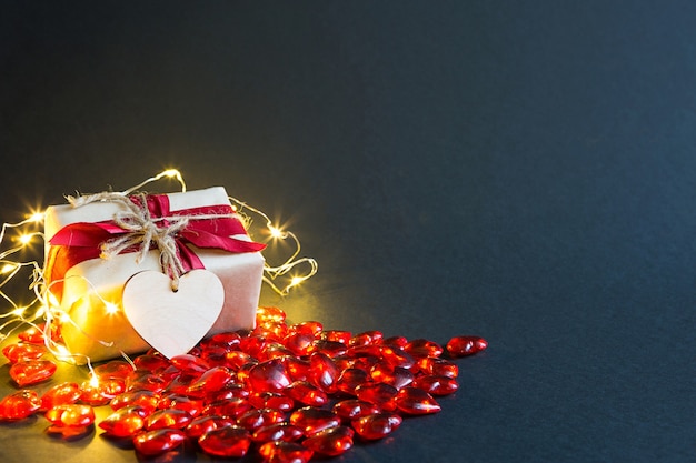 Coeurs en verre rouge et un cœur en peluche douce avec les mots Love on a black