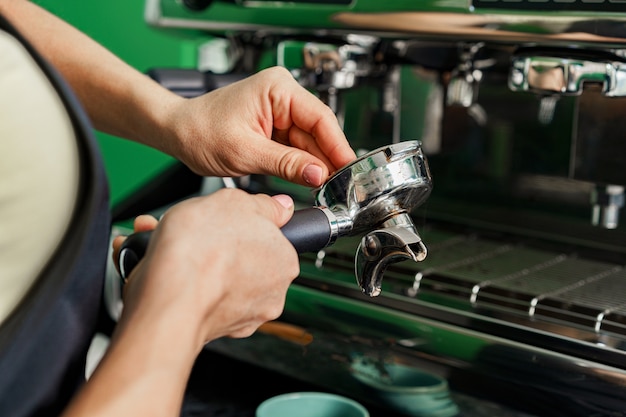 Coffee shop worker préparer du café sur une machine à café close up