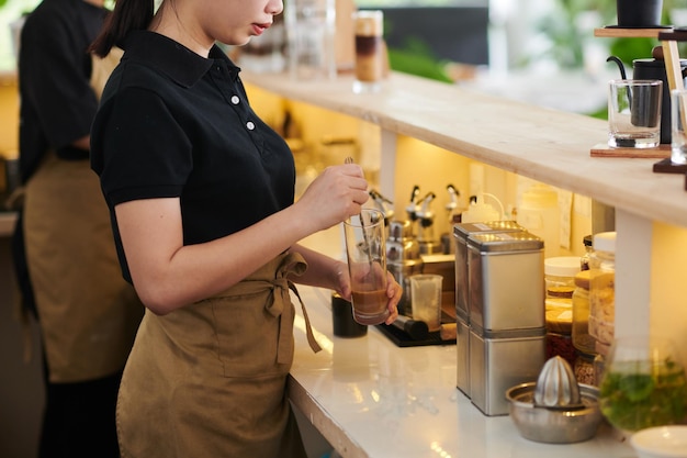 Coffeeshop Barista faisant une boisson