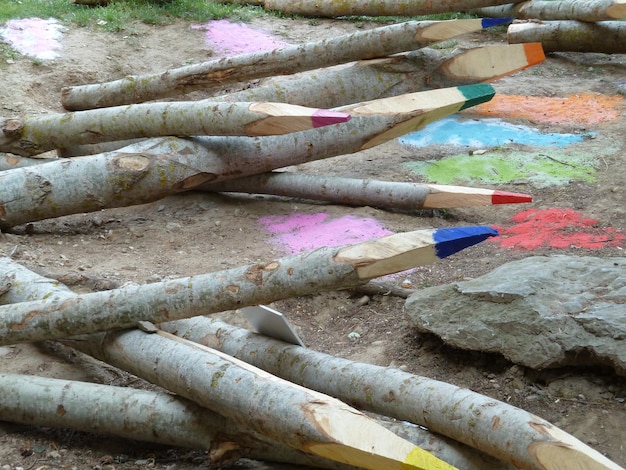 Coffre en bois sculpté en forme de crayons géants