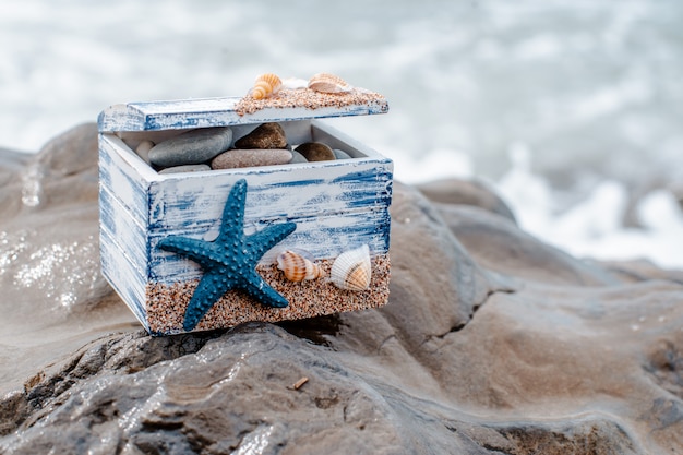 Coffre Décoratif En Bois Avec Coquillages Et étoile Bleue Sur La Côte De La Mer.