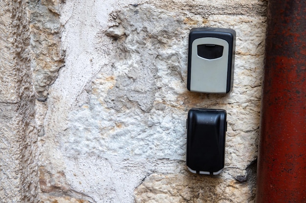 Coffre-fort extérieur Coffre-fort à clés Coffre-fort deux coffres avec clés différentes fermés pour les locataires de l'appartement en façade d'entrée murale