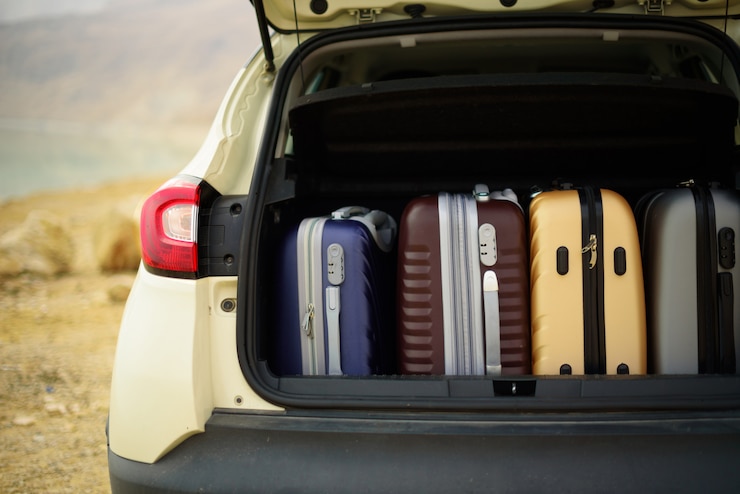 Photo coffre de voiture ouvert rempli de valises, bagages, bagages.