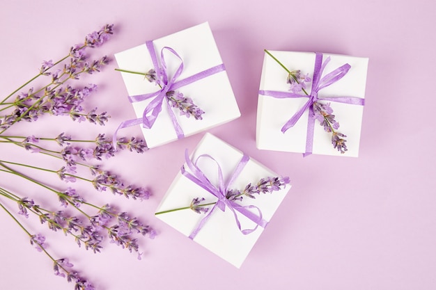 Coffret blanc avec ruban violet et lavande