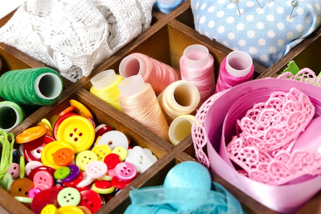 Coffret en bois avec accessoires pour la couture et la broderie