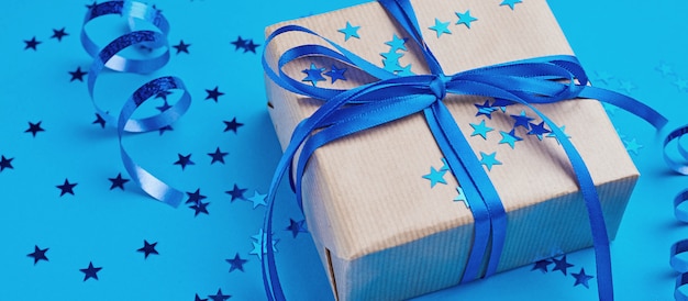 Coffret cadeau avec un arc et des confettis