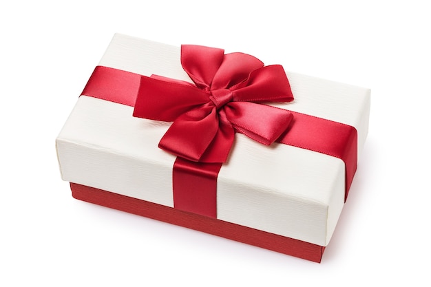 Coffret cadeau avec arc rouge isolé sur une surface blanche