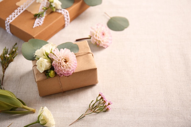 Coffret cadeau artisanal avec des fleurs sur la table