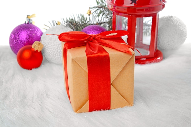 Coffret cadeau avec de belles décorations de Noël sur plaid doux