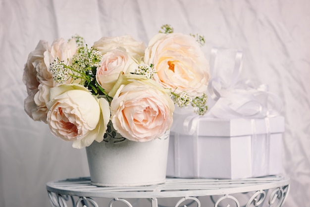 Coffret cadeau avec de belles roses dans un pot