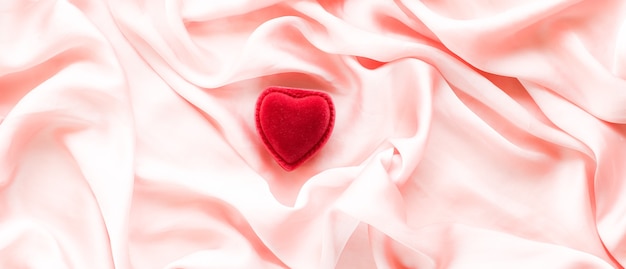 Coffret cadeau bijoux en forme de coeur rouge sur soie rose saint valentin engagement véritable amour et concept de proposition serez-vous ma valentine
