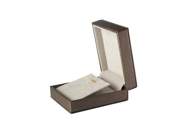 Coffret cadeau bijoux ouvert isolé sur fond blanc