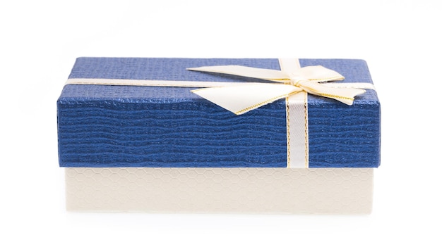 coffret cadeau bleu avec ruban blanc isolé sur fond blanc.