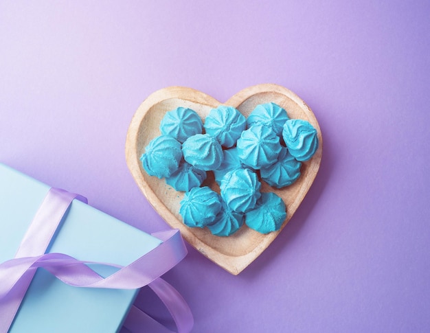 Coffret cadeau bleu avec ruban violet et meringue plat coeur