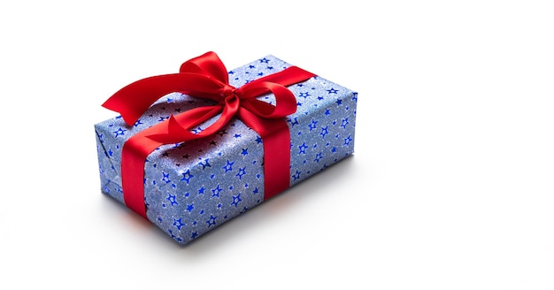 Coffret cadeau bleu avec des rubans rouges isolé sur fond blanc
