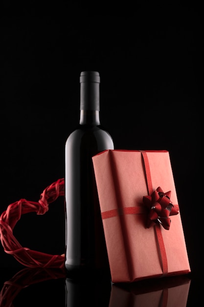 Coffret cadeau, bouteille de vin et coeurs rouges