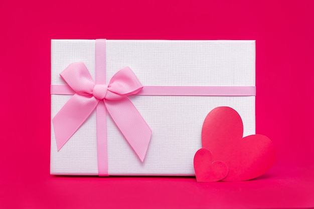 Coffret cadeau et carte en forme de coeur. Offrez des cadeaux avec amour le jour de la Saint-Valentin