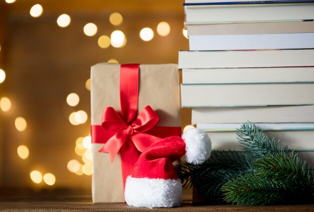coffret cadeau, chapeau de père Noël et pile de livres