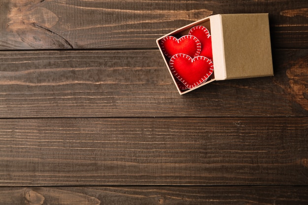 Coffret cadeau avec cœur en feutre rouge pour la Saint-Valentin