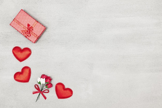 Coffret cadeau avec des coeurs et des fleurs sur du béton Copiez l'espace Fond de Saint Valentin romantique