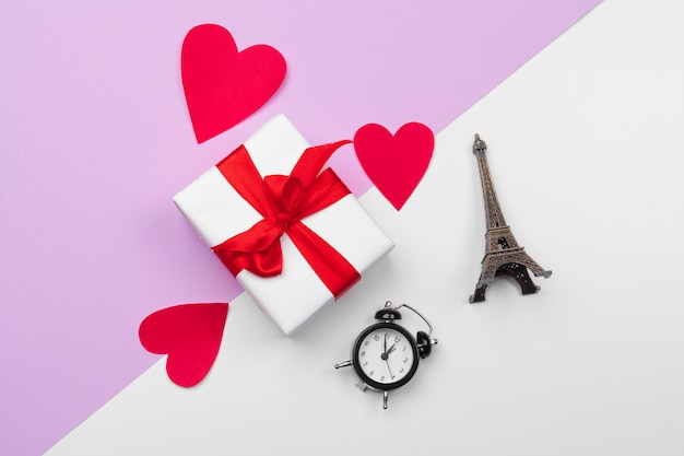 Coffret cadeau et coeurs en papier