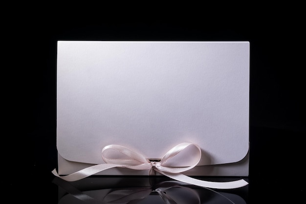 Coffret cadeau concept cadeau homme avec noeud de luxe sur fond sombre horizontal avec espace de copie