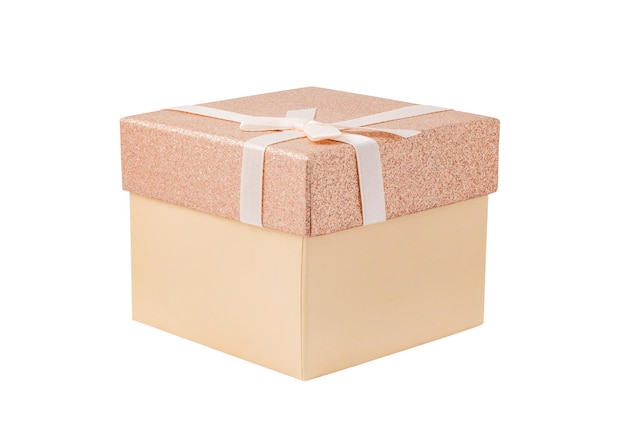 Coffret cadeau couvercle beige avec des paillettes de ruban blanc et vue latérale de l'arc isolé sur fond blanc avec un tracé de détourage