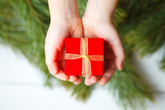 Coffret cadeau dans la main des enfants. vue de dessus