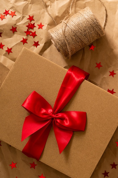 Coffret cadeau et décor de Noël sur fond de papier craft